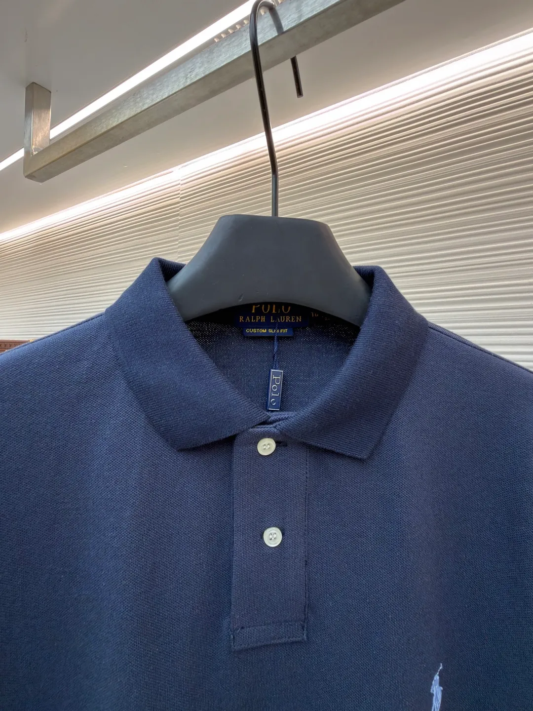 Ralph Lauren embroidered logo Polo shirt ●Original version: Purchased and developed for 1290 ●Item number: 1682565-A15 ●Material: pure cotton pique fabric ●Technology: embroidery production ●Color: navy ●Version: fitted version ●Weight: about 295 grams ●Size: S-M-L-XL ●Description: Customized pure cotton sateen pique, tight and delicate, comfortable and skin-friendly, elegantly presented with a touch of deep black The iconic white pony embroidery is like a smart musical note dancing on the black canvas. It is simple but highly recognizable. It is a versatile artifact in the wardrobe. It has a very simple shape and contains the soul of fashion. It adopts imported machine embroidery technology. It uses advanced computer control systems and precision mechanical parts to realize the iconic pony embroidery operation with high precision. The lines are smooth and delicate, and the fabrics have been washed. It has a better hand feel and texture. It is not easy to deform, not easy to shrink, not easy to fade, and maintains long-term beauty. The overall wiring is straight and delicate, the fabric is comfortable and soft, and the color is consistent without color difference. It can be matched with the same style to create a fashionable look and control various occasions. Customized accessories, complete with three standards, same style for men and women!